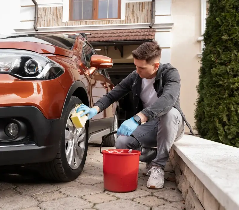 Lavage auto à domicile Châlus : professionnel intervenant sur un véhicule